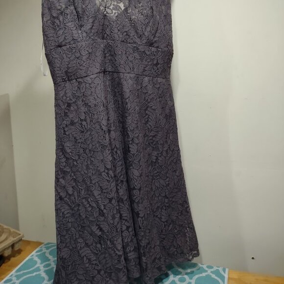 B2 JASMINE DARK PLUM PURPLE LACE OVER LINING SLEEVELESS FORMAL DRESS SIZE 22 - Picture 2 of 11